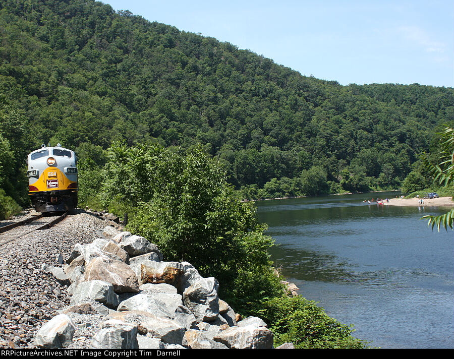 DLW 664, second of a sequence.